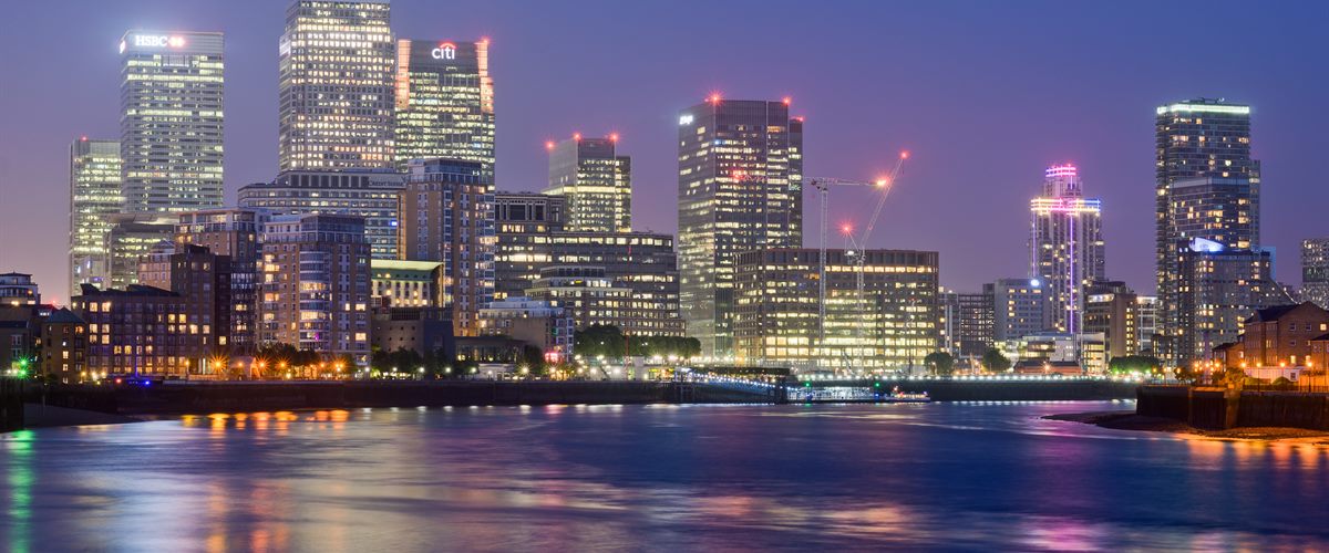 Quartier d'affaires de Londres (Canary Wharf) au crépuscule : l'anglais professionnel finançable par France Travail ouvre l'accès aux postes internationaux