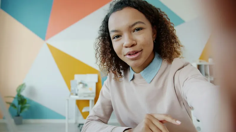 Une personne s'exprime face à la caméra de son ordinateur