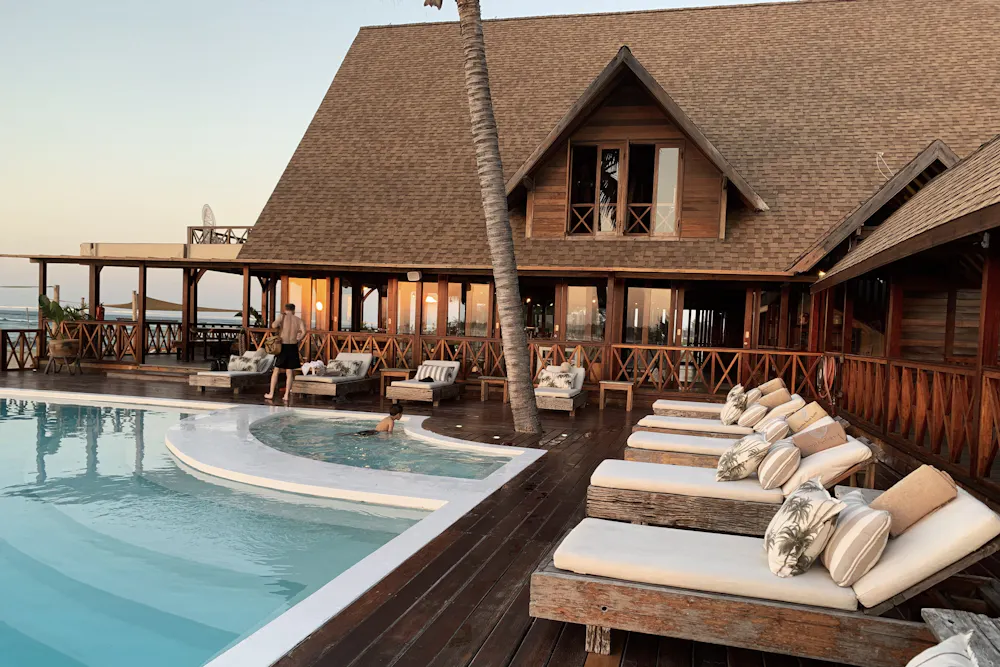 Resort hôtelier avec piscine : vocabulaire anglais de l'hôtellerie pour les professionnels 2026