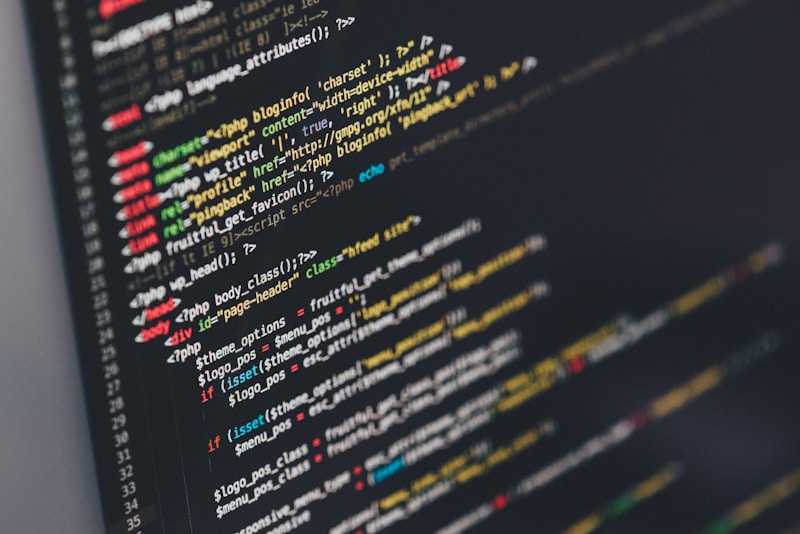 Professionnel travaillant sur du code informatique en anglais