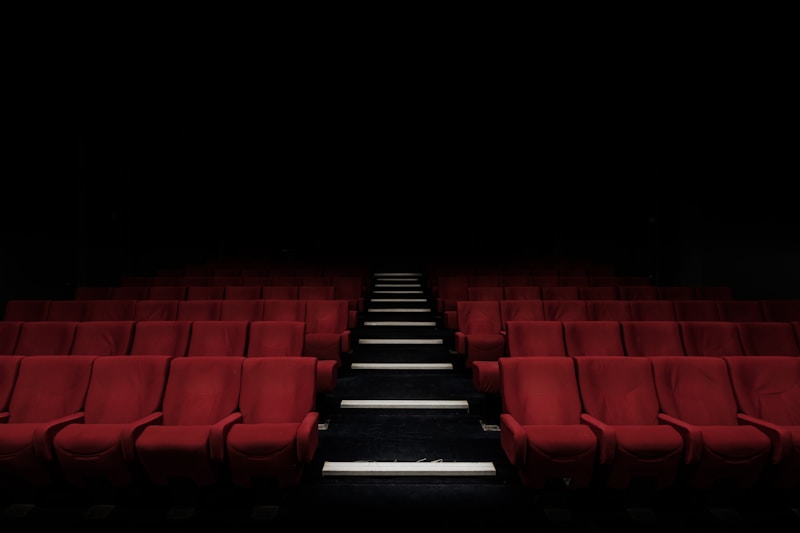 Salle de cinéma avec écran géant et fauteuils rouges - vocabulaire anglais du cinéma