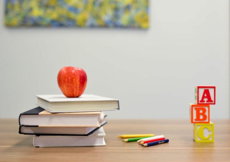 Salle de classe avec tableau et fournitures scolaires pour apprendre le vocabulaire anglais de l'école