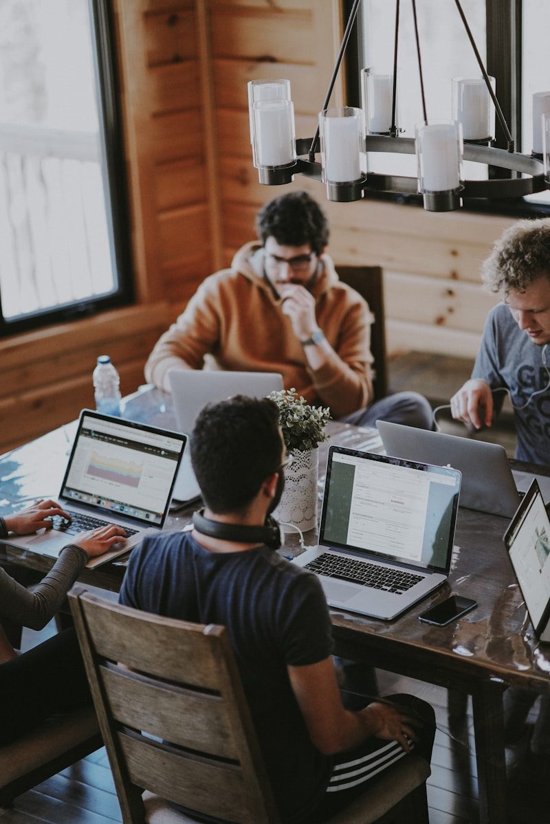 Vie quotidienne au travail en anglais : réunions, emails, deadlines et télétravail