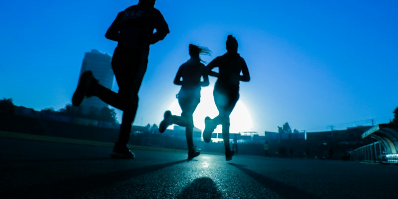 Athlete courant sur une piste d'athletisme - vocabulaire sport en anglais fitness et Jeux Olympiques