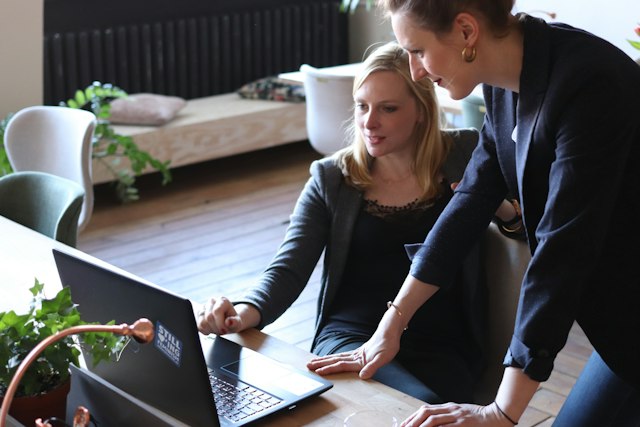 Écran d'ordinateur avec email professionnel en anglais business structuré