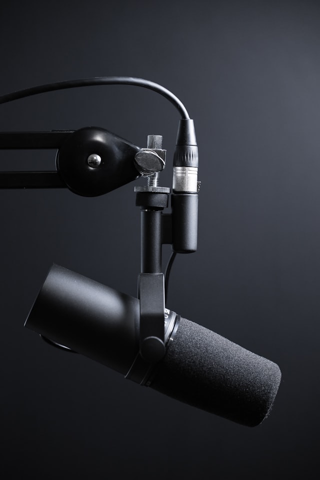 Apprenante écoutant un podcast anglais dans ses écouteurs pour pratiquer le shadowing